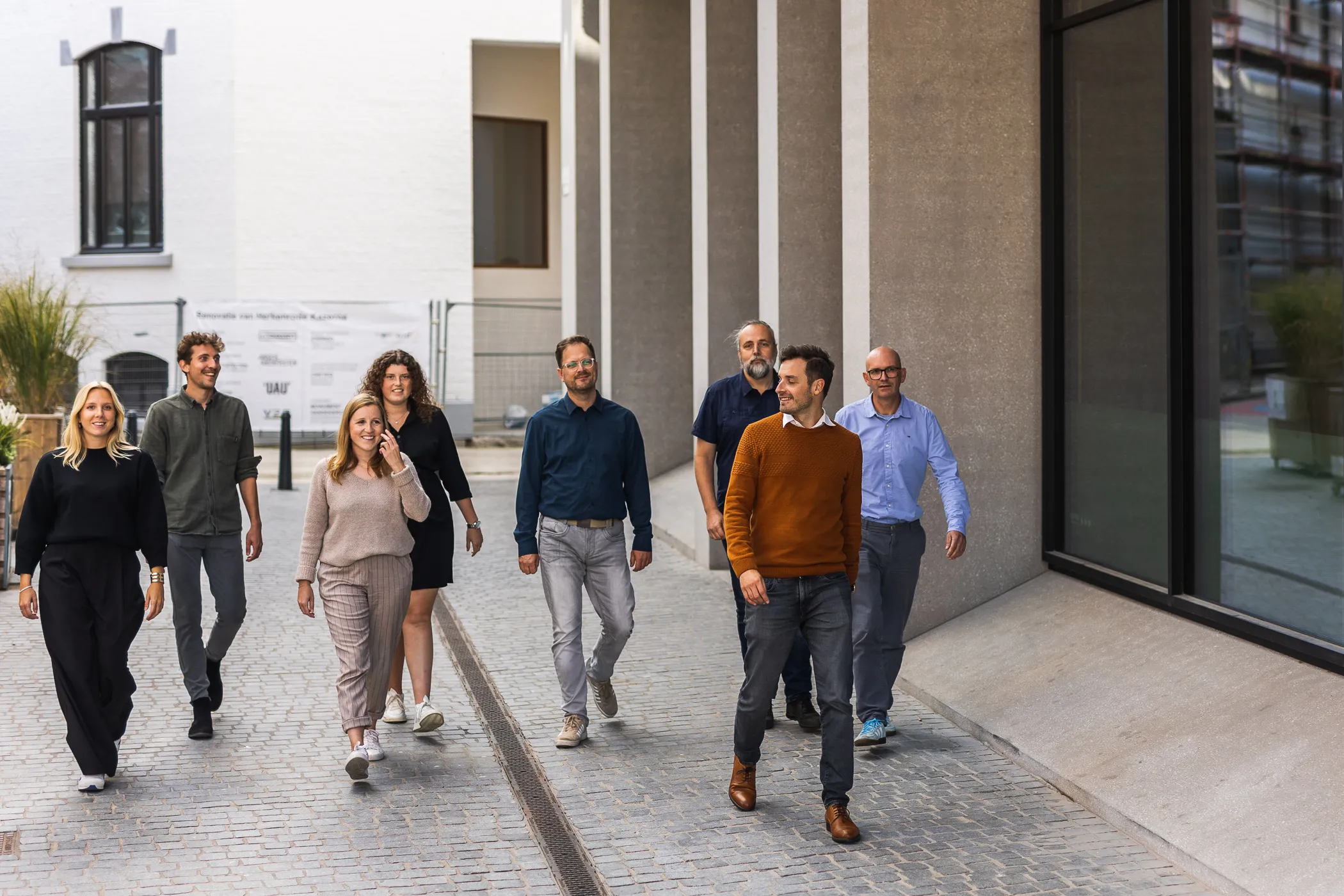 Collega's lopen samen naar het kantoor in Hasselt.